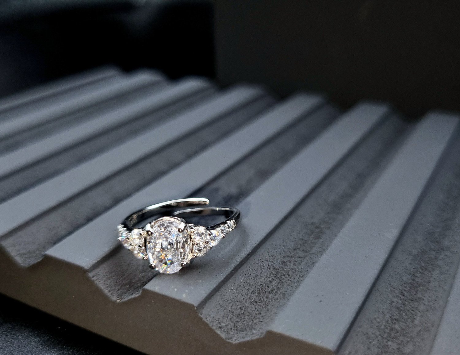 MINIMAL OVAL DIAMOND RING